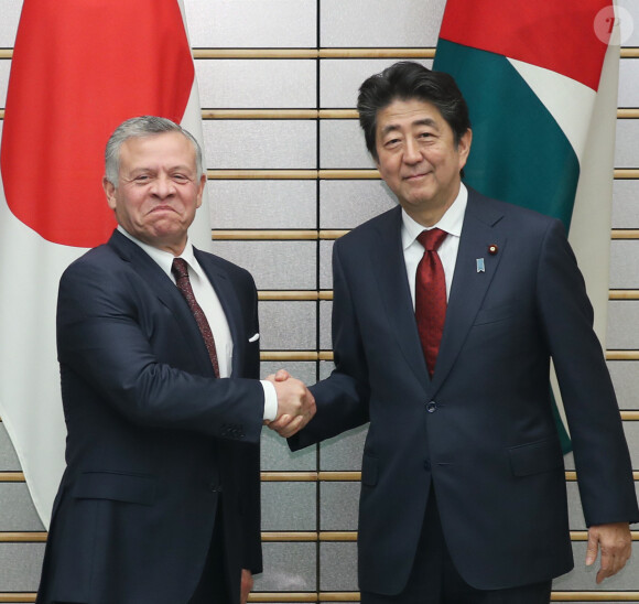 Le roi Abdullah II de Jordanie rencontre le Premier Ministre japonais Shinzo Abe à Tokyo au Japon le 27 novembre 2018.