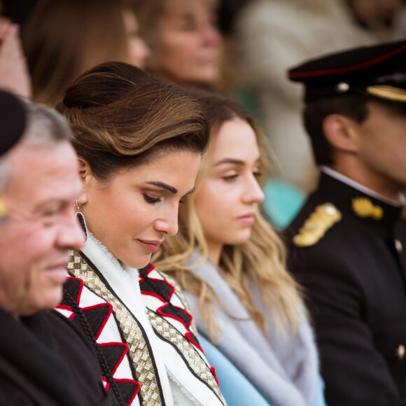 La reine Rania de Jordanie, habillée d'un manteau Obadia et accessoirisée d'un sac Okhtein, lors de la cérémonie de fin de formation de la princesse Salma à l'Académie militaire royale de Sandhurst en Angleterre le 24 novembre 2018.