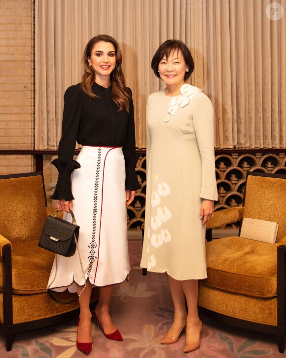La reine Rania de Jordanie et l'épouse du Premier ministre du Japon, Akie Abe, le 27 novembre 2018 à Tokyo.