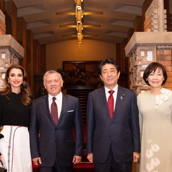 La reine Rania et le roi Abdullah II de Jordanie avec le Premier ministre du Japon Shinzo Abe et son épouse Akie Abe le 27 novembre 2018 à Tokyo.