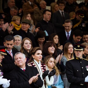 Le roi Abdullah II de Jordanie, la reine Rania et la princesse Iman le 24 novembre 2018 à l'Académie militaire royale de Sandhurst en Angleterre pour la parade de fin de formation de la princesse Salma de Jordanie.