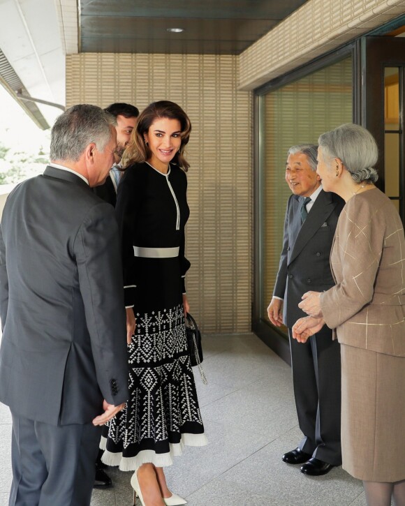 Their Majesties King Abdullah II and Queen Rania during a meeting with Emperor Akihito and Empress Michiko of Japan at the Tokyo Imperial Palace. The Queen is carrying a handbag by Jordanian designer Farah Asmar. The Queen appeared with this handbag, while accompanying His Majesty King Abdullah II on a working trip to Tokyo on Tuesday. Known for supporting both established and up-and-coming local and regional designers, the Jordanian queen has previously appeared in Arab labels Photo: Royal Hashemite Court/ Albert Ph van der Werf / Netherlands OUT / Point de Vue OUT26/11/2018 - Tokyo