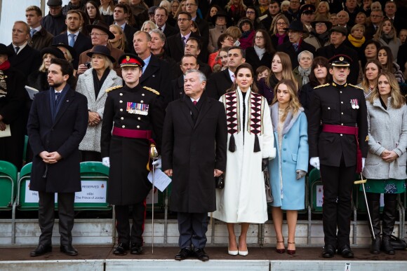 Le prince Hussein, le roi Abdullah II de Jordanie, la reine Rania et la princesse Iman le 24 novembre 2018 à l'Académie militaire royale de Sandhurst en Angleterre pour la parade de fin de formation de la princesse Salma de Jordanie.