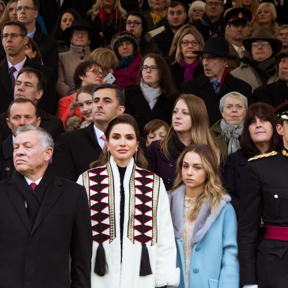 Le prince Hussein, le roi Abdullah II de Jordanie, la reine Rania et la princesse Iman le 24 novembre 2018 à l'Académie militaire royale de Sandhurst en Angleterre pour la parade de fin de formation de la princesse Salma de Jordanie.