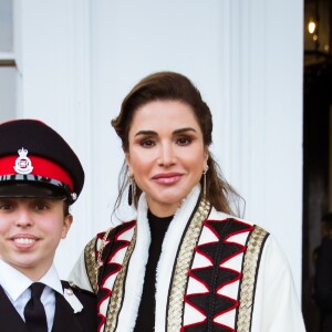La princesse Salma de Jordanie posant en uniforme avec sa mère la reine Rania le 24 novembre 2018 à l'Académie militaire royale de Sandhurst en Angleterre pour la parade marquant la fin de sa formation.