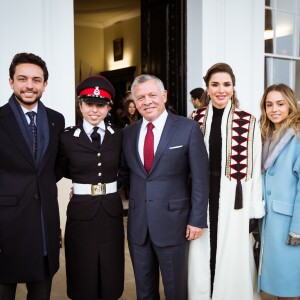 Le roi Abdullah II de Jordanie, la reine Rania, le prince Hussein et la princesse Iman posant le 24 novembre 2018 à l'Académie militaire royale de Sandhurst en Angleterre avec la princesse Salma pour la parade de sa fin de formation.
