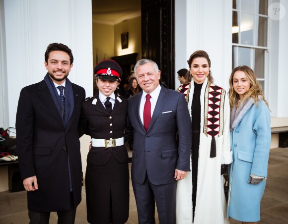 Le roi Abdullah II de Jordanie, la reine Rania, le prince Hussein et la princesse Iman posant le 24 novembre 2018 à l'Académie militaire royale de Sandhurst en Angleterre avec la princesse Salma pour la parade de sa fin de formation.