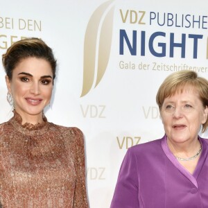 Rania de Jordanie et Angela Merkel lors de la VDZ Publishers Night à Berlin le 5 novembre 2018.