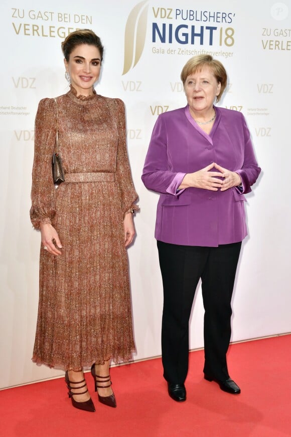 Rania de Jordanie et Angela Merkel lors de la VDZ Publishers Night à Berlin le 5 novembre 2018.