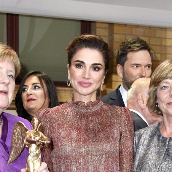 Rania de Jordanie et Angela Merkel lors de la VDZ Publishers Night à Berlin le 5 novembre 2018.