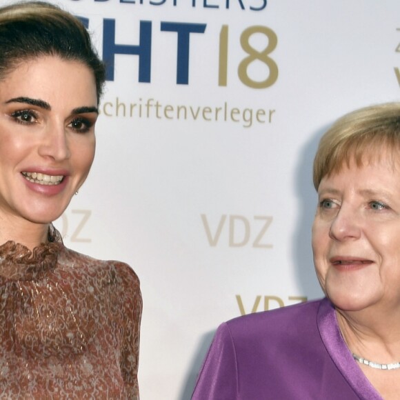 Rania de Jordanie et Angela Merkel lors de la VDZ Publishers Night à Berlin le 5 novembre 2018.