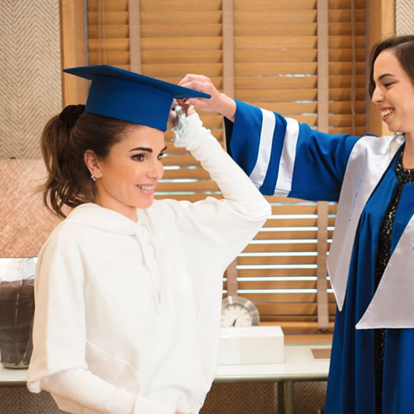 La reine Rania de Jordanie avec sa fille la princesse Salma le 22 mai 2018 lors de leurs préparatifs avant la remise de diplôme de l'International Amman Academy. Photo Instagram Rania de Jordanie.