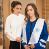 La reine Rania de Jordanie avec sa fille la princesse Salma le 22 mai 2018 lors de leurs préparatifs avant la remise de diplôme de l'International Amman Academy. Photo Instagram Rania de Jordanie.