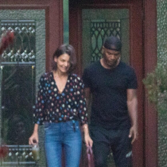 Info - Katie Holmes et Jamie Foxx devraient se marier à Paris en 2019 - Exclusif - Katie Holmes et Jamie Foxx à la sortie d'un hôtel à Atlanta le 18 septembre 2018. Jamie très galant porte les bagages de sa compagne.