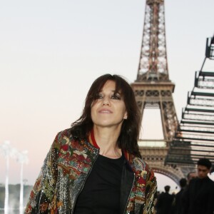 Charlotte Gainsbourg au défilé de mode "Saint-Laurent" PAP printemps-été 2019 au Trocadero devant la Tour Eiffel à Paris le 25 septembre 2018 © Denis Guignebourg/Bestimage