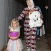 Exclusif - Kate Hudson, son compagnon Danny Fujikawa et sa mère Goldie Hawn retrouvent B. Cooper et sa fille pour un trick-or-treating le soir de Halloween dans les rues de Brentwood, le 31 octobre 2018