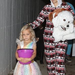 Exclusif - Kate Hudson, son compagnon Danny Fujikawa et sa mère Goldie Hawn retrouvent B. Cooper et sa fille pour un trick-or-treating le soir de Halloween dans les rues de Brentwood, le 31 octobre 2018