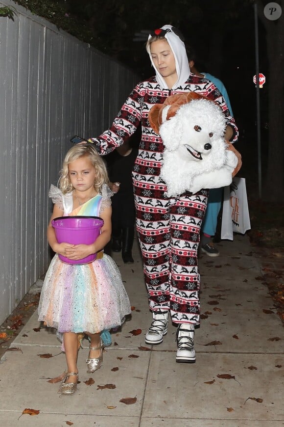 Exclusif - Kate Hudson, son compagnon Danny Fujikawa et sa mère Goldie Hawn retrouvent B. Cooper et sa fille pour un trick-or-treating le soir de Halloween dans les rues de Brentwood, le 31 octobre 2018