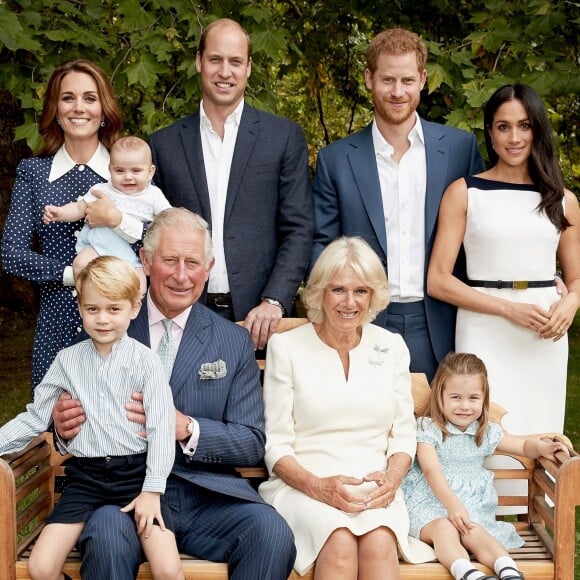 Photo de famille pour les 70 ans du prince Charles, prince de Galles, dans le jardin de Clarence House à Londres, Royaume Uni, le 14 novembre 2018. Le prince de Galles pose en famille avec son épouse Camilla Parker Bowles, duchesse de Cornouailles, et ses fils le prince William, duc de Cambridge, et le prince Harry, duc de Sussex, avec leurs épouses, Catherine (Kate) Middleton, duchesse de Cambridge et Meghan Markle, duchesse de Sussex, et les trois petits-enfants le prince George, la princesse Charlotte et le jeune prince Louis.