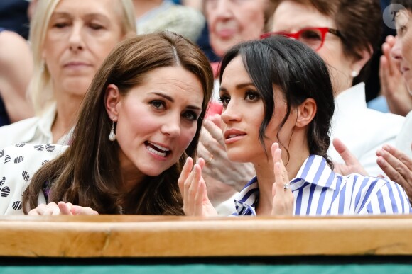 Catherine (Kate) Middleton, duchesse de Cambridge et Meghan Markle, duchesse de Sussex assistent au match de tennis Nadal contre Djokovic lors du tournoi de Wimbledon "The Championships" le 14 juillet 2018