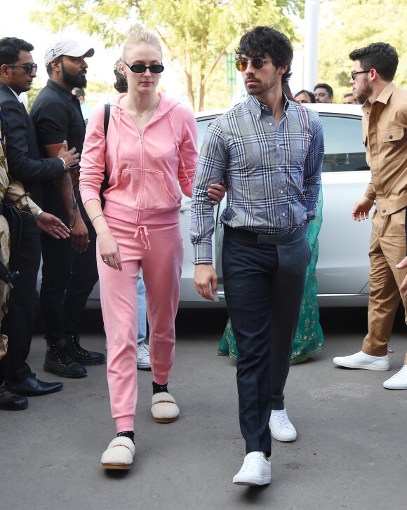 Joe Jonas et sa fiancée Sophie Turner arrivent à l'aéroport de Jodhpur, le 3 décembre 2018.