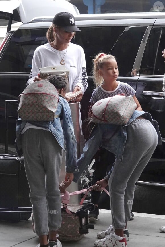 Kim Porter et ses deux filles Jessie et D'Lila arrivent à l'aéroport de Los Angeles (LAX) le 22 juin 2018.