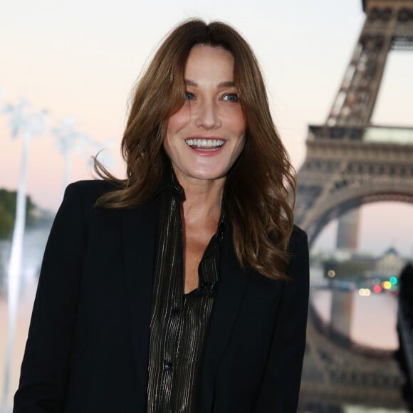 Carla Bruni-Sarkozy - People au défilé de mode "Saint-Laurent" PAP printemps-été 2019 au Trocadero devant la Tour Eiffel à Paris le 25 septembre 2018 © Denis Guignebourg/Bestimage