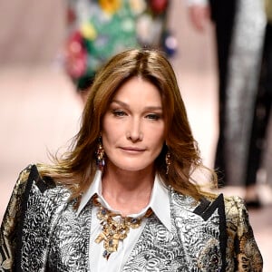 Carla Bruni-Sarkozy lors du défilé Dolce & Gabbana pour la collection Prêt-à-Porter Printemps/Eté 2019 lors de la Fashion Week de Milan, Italie, le 23 septembre 2018.