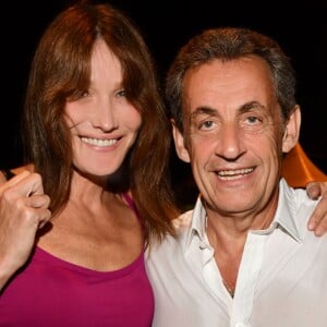 Exclusif - Carla Bruni-Sarkozy pose avec son mari Nicolas Sarkozy après son concert lors du 58e festival "Jazz à Juan" à Juan-les-Pins le 17 juillet 2018. © Bruno Bebert/Bestimage