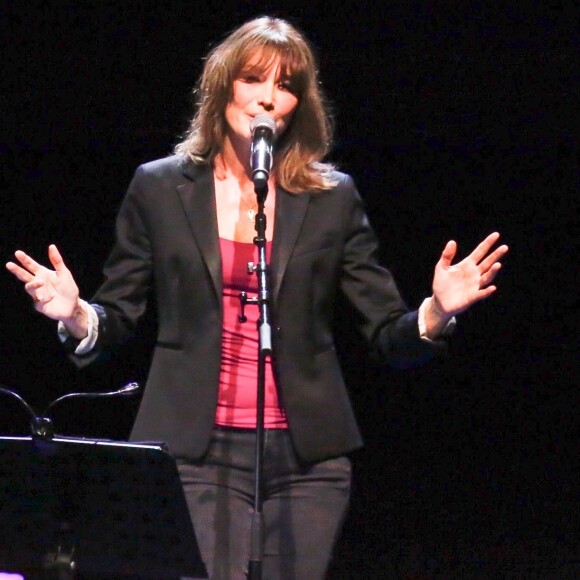 Carla Bruni-Sarkozy pendant son concert "French Touch" au théâtre Pallas à Athènes, Grèce, le 23 octobre 2017.