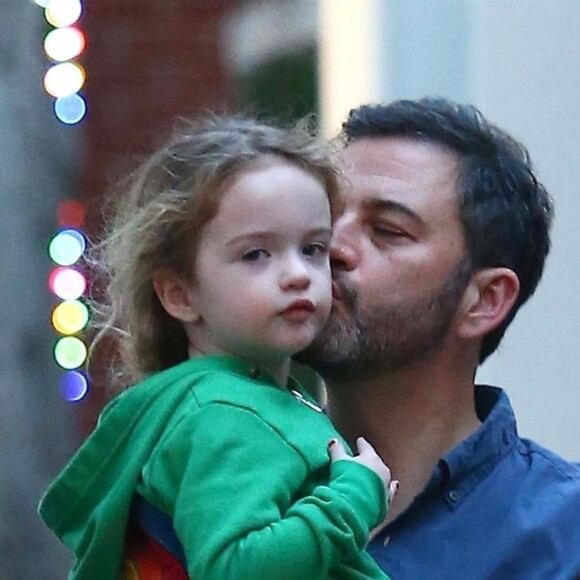 Exclusif - Jimmy Kimmel se balade avec sa femme Molly McNearney et sa fille Jane dans les rues de Los Angeles, le 16 décembre 2017