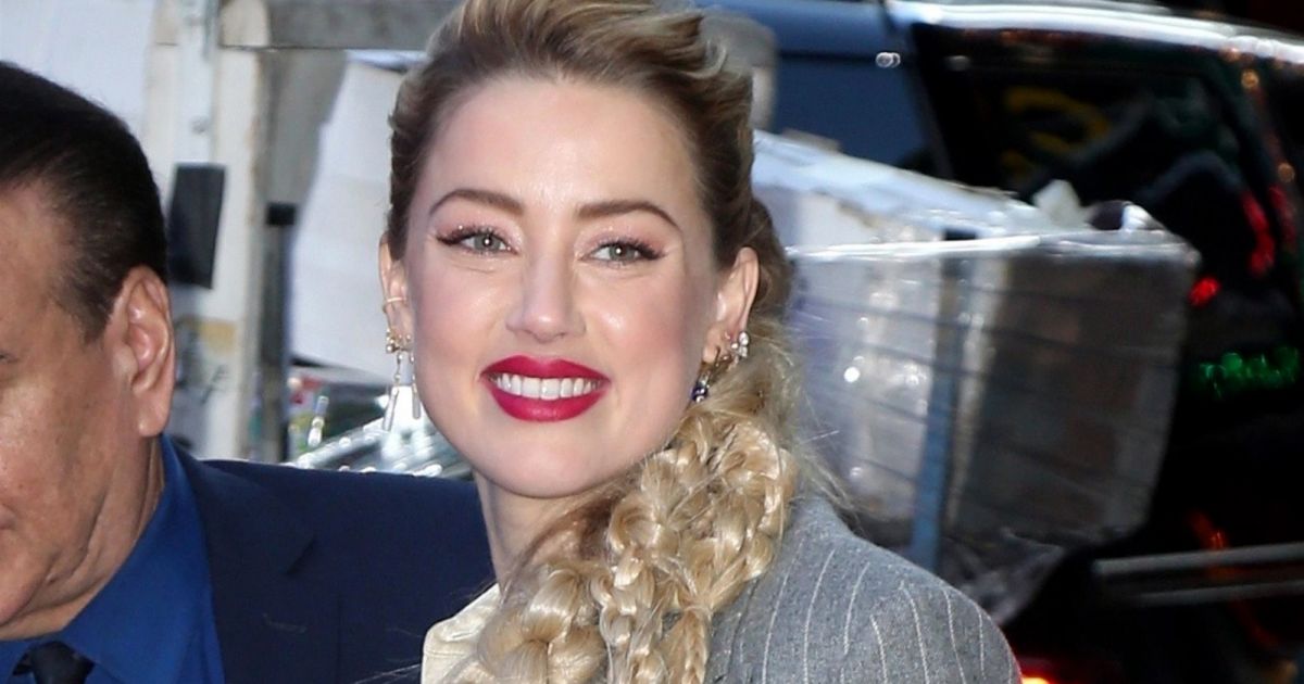 Amber Heard souriante à la sortie de l'émission Good Morning America à