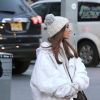 Ariana Grande se promène à New York, le 7 décembre 2018.