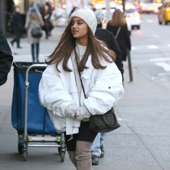 Ariana Grande se promène à New York, le 7 décembre 2018.