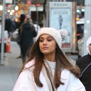 Ariana Grande se promène à New York, le 7 décembre 2018.