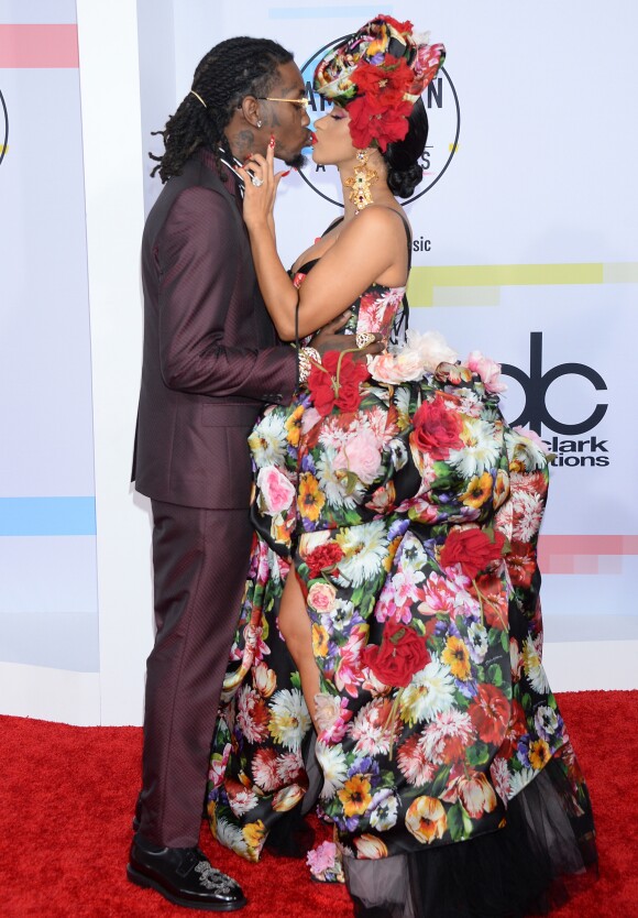 Cardi B (en robe Dolce & Gabbana) et son mari Offset à la soirée 2018 American Music Awards au Microsoft Theater à Los Angeles, le 9 octobre 2018.