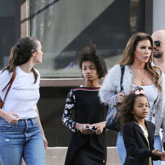 Exclusif - Mel B (Melanie Brown) emmène ses filles Angel et Madison à la messe dominicale à Beverly Hills. Son ami Gary Madatyan les accompagne. Le 18 novembre 2018