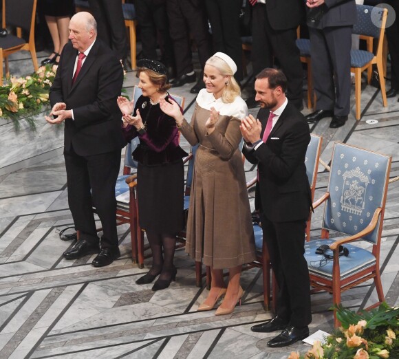Le roi Harald V de Norvège, la reine Sonja, la princesse Mette-Marit et le price Haakon assistent à la remise du Prix Nobel de la Paix à la mairie d'Oslo. Le 10 décembre 2018.