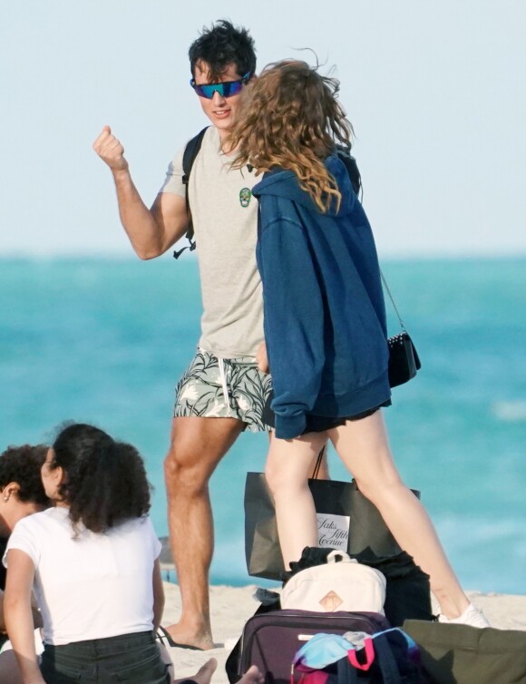 Le mannequin Pietro Boselli se relaxe sur la plage de Miami avec sa petite amie. Le 7 décembre 2018.