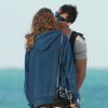 Le mannequin Pietro Boselli se relaxe sur la plage de Miami avec sa petite amie. Le 7 décembre 2018.