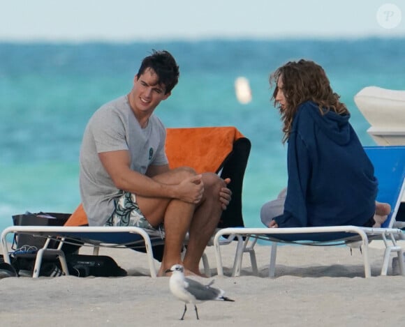 Le mannequin Pietro Boselli se relaxe sur la plage de Miami avec sa petite amie. Le 7 décembre 2018.