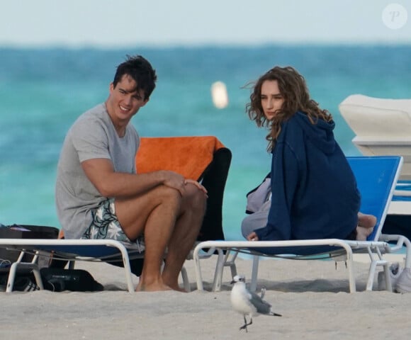 Le mannequin Pietro Boselli se relaxe sur la plage de Miami avec sa petite amie. Le 7 décembre 2018.