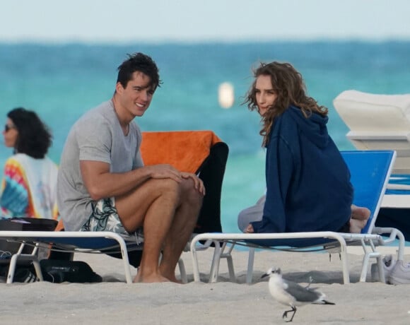 Le mannequin Pietro Boselli se relaxe sur la plage de Miami avec sa petite amie. Le 7 décembre 2018.