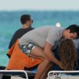 Le mannequin Pietro Boselli se relaxe sur la plage de Miami avec sa petite amie. Le 7 décembre 2018.