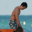 Le mannequin Pietro Boselli se relaxe sur la plage de Miami avec sa petite amie. Le 7 décembre 2018.