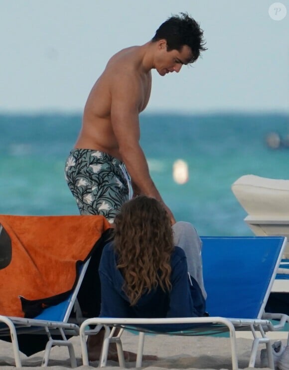 Le mannequin Pietro Boselli se relaxe sur la plage de Miami avec sa petite amie. Le 7 décembre 2018.
