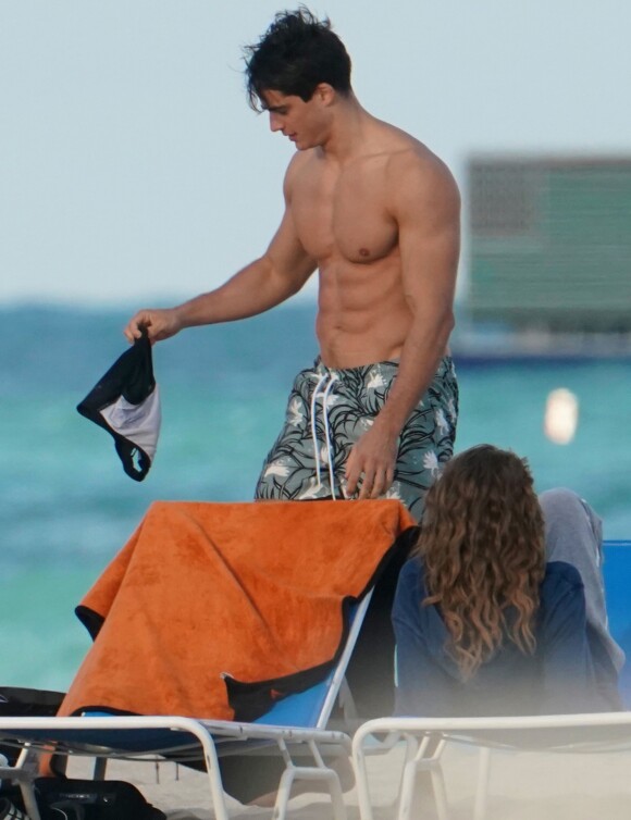 Le mannequin Pietro Boselli se relaxe sur la plage de Miami avec sa petite amie. Le 7 décembre 2018.