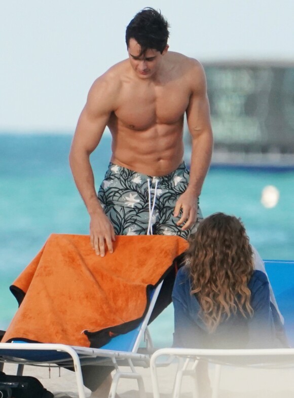 Le mannequin Pietro Boselli se relaxe sur la plage de Miami avec sa petite amie. Le 7 décembre 2018.