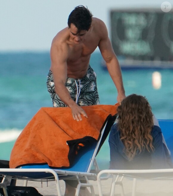 Le mannequin Pietro Boselli se relaxe sur la plage de Miami avec sa petite amie. Le 7 décembre 2018.