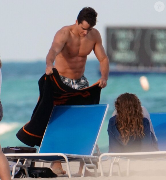 Le mannequin Pietro Boselli se relaxe sur la plage de Miami avec sa petite amie. Le 7 décembre 2018.